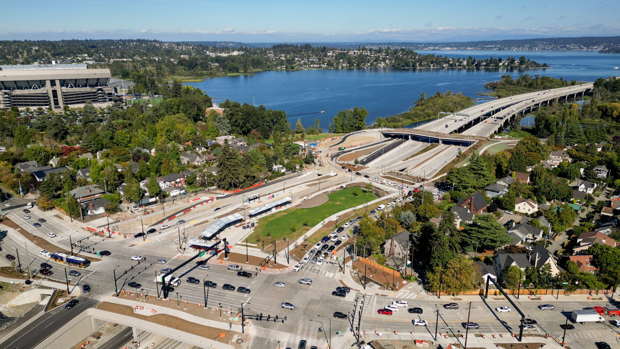 Aerial view of the SR 520 Montlake interchange - 9/16/2024
Looking northeast at construction progress on the SR 520 Montlake interchange. In the middle of the photo, crews are building a new transit center on the Montlake lid.